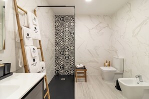 Haartrockner, Handtücher, Seife, Toilettenpapier