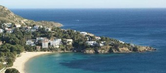 Lovely flat in Roses with swimming pool and parking AV-66