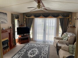 小屋 | 起居区 | 电视、壁炉