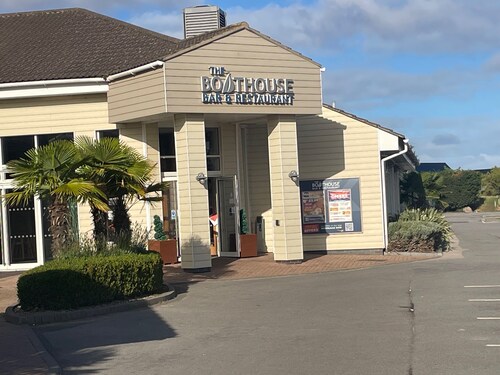 2 Bed Lodge Sleeps 5 - Pet Friendly, Parking