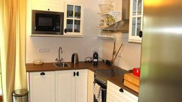 Villa | Private kitchen | Electric kettle, cookware/dishes/utensils