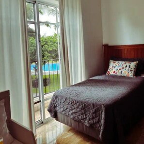 2 室のベッドルーム、デスク、WiFi (無料)、ベッドシーツ