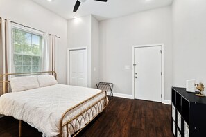 2 habitaciones, tabla de planchar con plancha, cuna de viaje y wifi