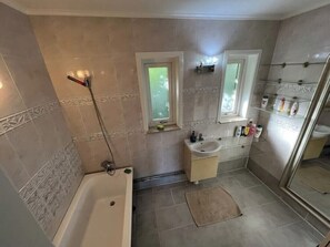 Asciugacapelli, asciugamani, sapone, carta igienica