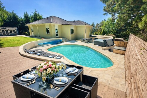 5 Bed House - Pool - Hot Tub - Sauna - Pool Table - Near New Forest - Sleeps 12