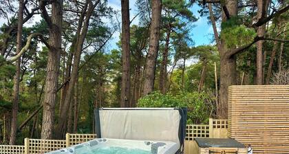 5 Bed House - Pool - Hot Tub - Sauna - Pool Table - Near New Forest - Sleeps 12