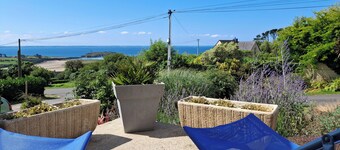 Magnificent modern apartment with sea and garden view! Close to beach.