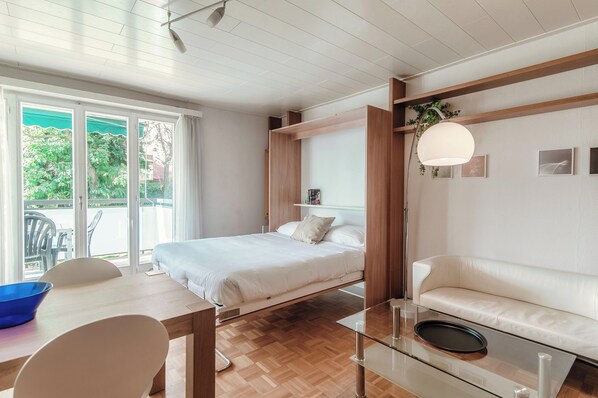 32 inci televisyen skrin rata dengan satelit