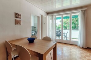 32 inci televisyen skrin rata dengan satelit