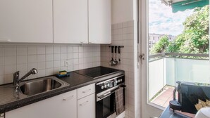 ماكينة لصنع الإسبريسو، غلّاية كهربائية، محمصة خبز، كرسي للأطفال