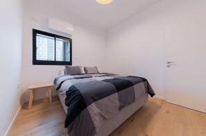 2 bedrooms, desk, iron/ironing board, WiFi