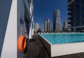 Pool - Luxurious 2-bedroom apartment in Tel Aviv-Yafo with WiFi, AC (Tel Aviv-Yafo)
