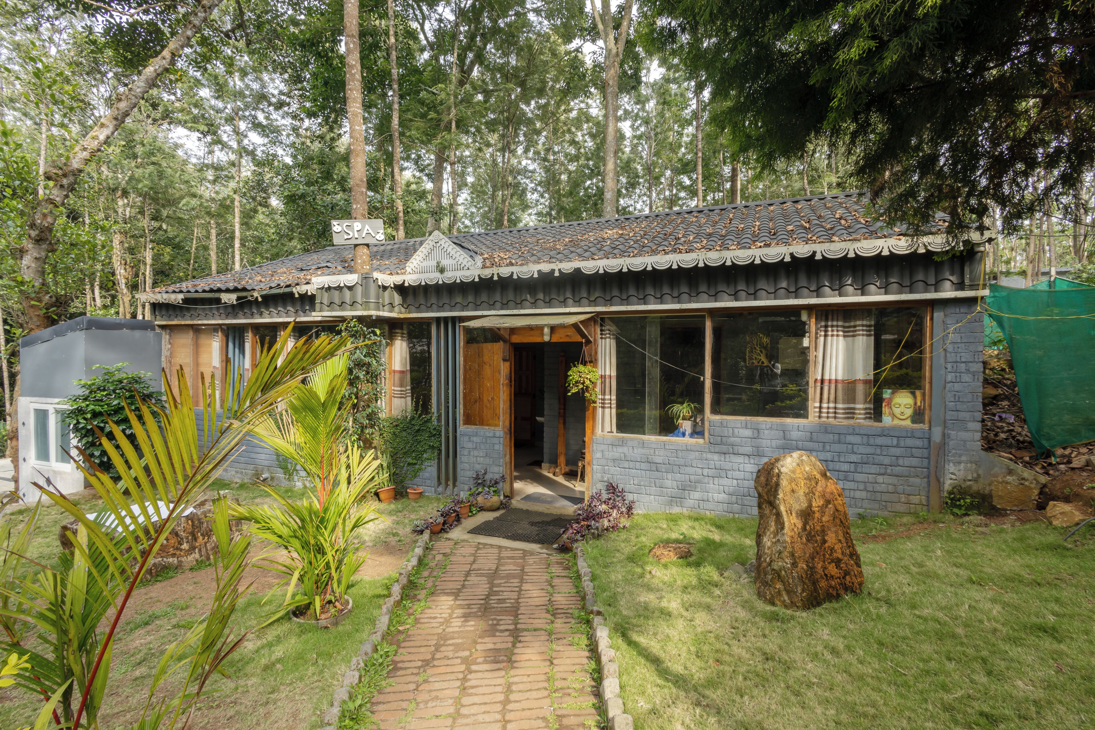 Ayurvedic treatments, 2 treatment rooms