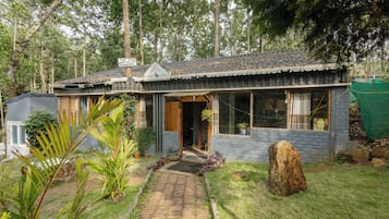 Ayurvedic treatments, 2 treatment rooms