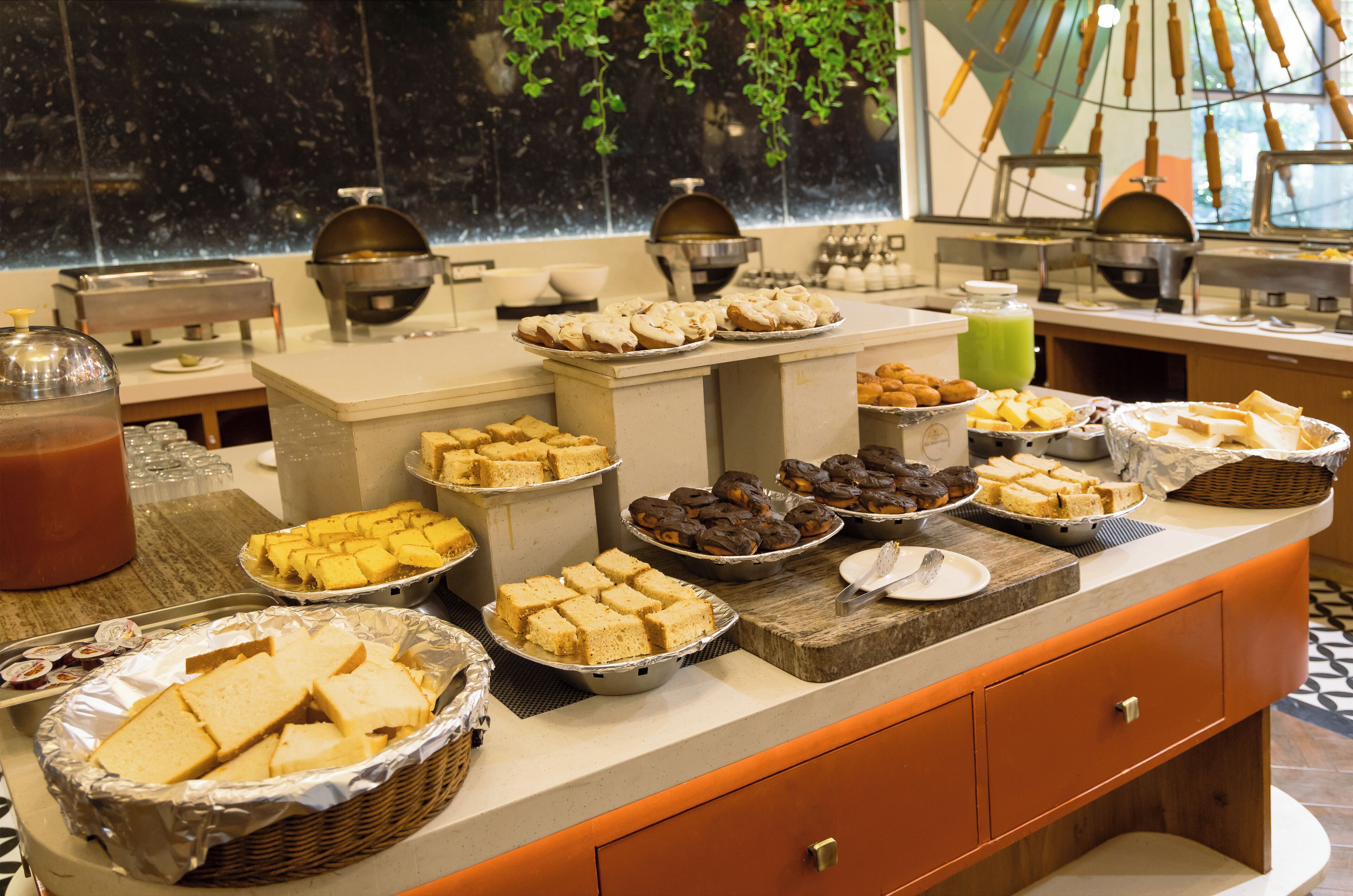 Un buffet proposant une variété de plats et un distributeur de boissons.