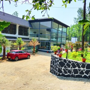 Mặt tiền nơi lưu trú