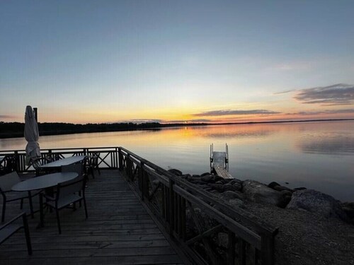 En skön plats nära sjö och Kyrka från 1200-talet