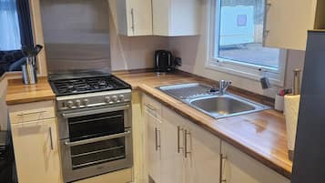 Apartamento | Cocina privada | Frigorífico, microondas, horno y placa de cocina