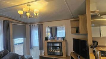 Apartamento | Zona de estar | Una televisión, una chimenea