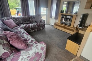 Apartment | Living area | TV, fireplace