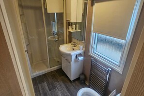 Apartamento | Baño | Ducha, secador de pelo y papel higiénico