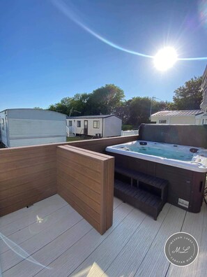 Cabin | Terrace/patio - Caravansleeps4-hottub-coastal-parking-quietretreat (Skegness)