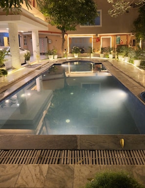 4 piscines extérieures