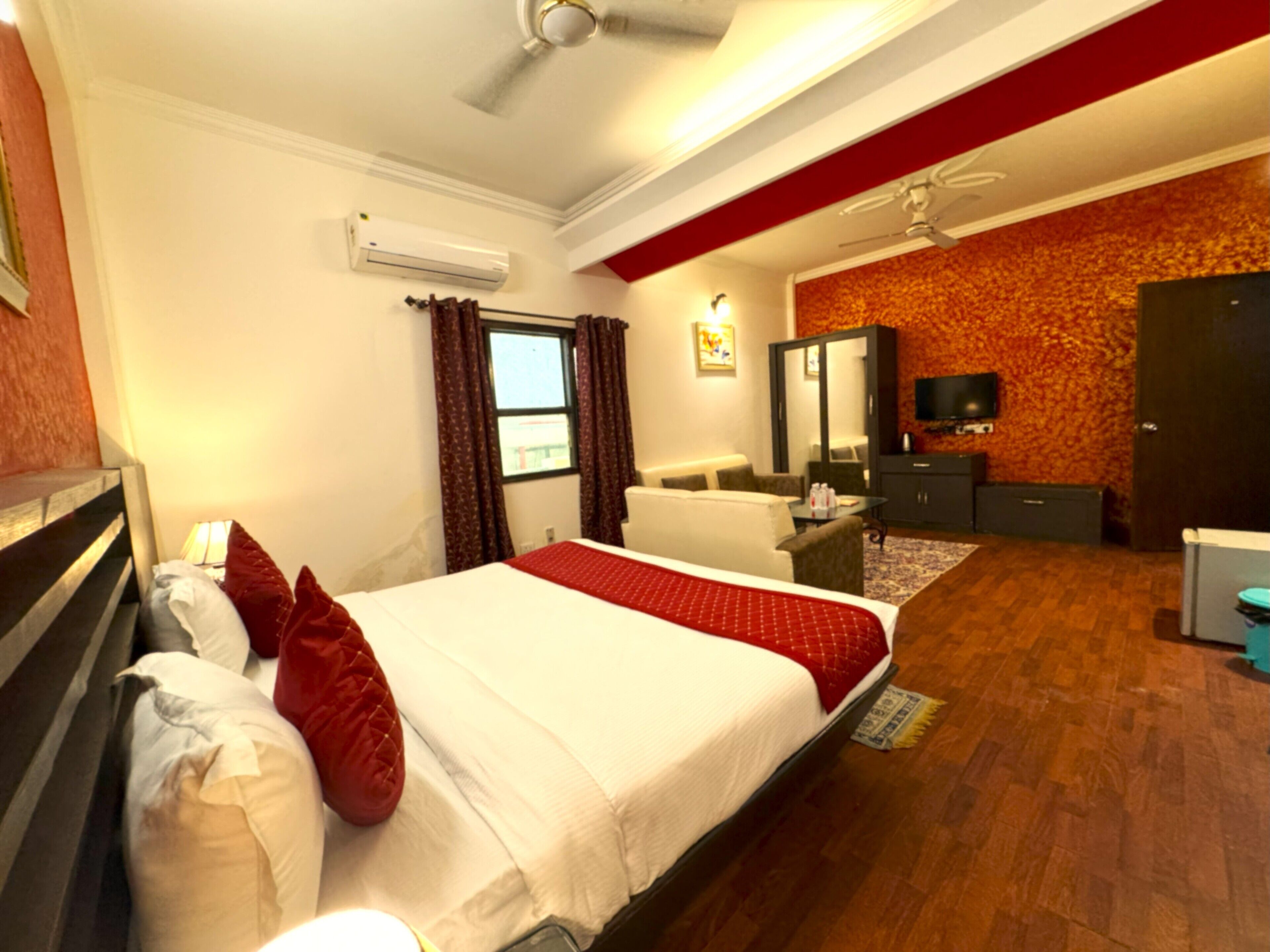 Luxury Suite | Desk, laptop workspace, soundproofing, iron/ironing board