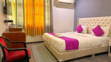 Quarto casal clássico | 1 quarto, escrivaninha, espaço de trabalho para notebook