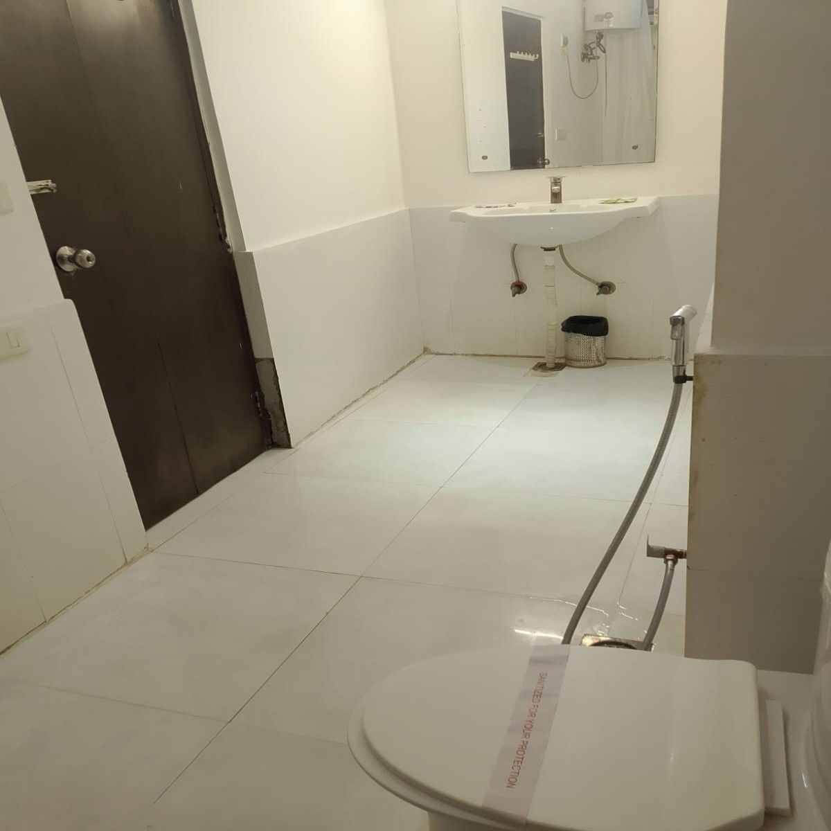 Ein Badezimmer mit Toilette, Waschbecken und Spiegel.
