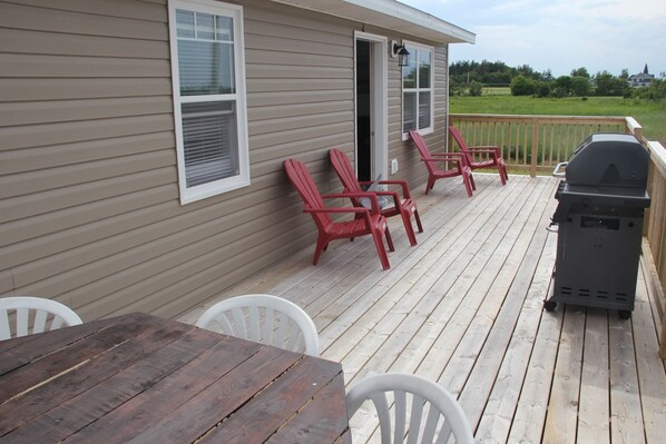 Outdoor dining - Cottage with three bedrooms in the Center of Cavendish (New Glasgow)