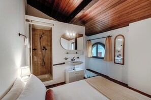 1 bedroom, down comforters, iron/ironing board, cribs/infant beds - La Casetta di Riva  (Riva San Vitale)