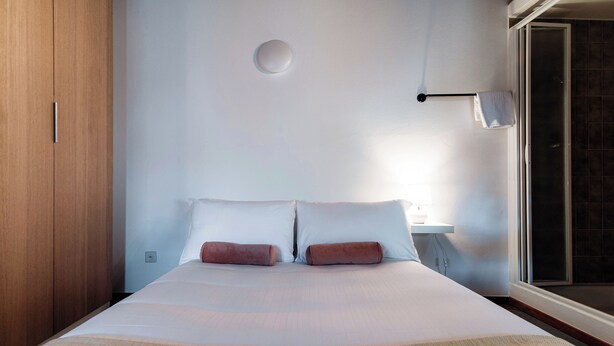 1 bedroom, down comforters, iron/ironing board, cribs (surcharge) - La Casetta di Riva  (Riva San Vitale)