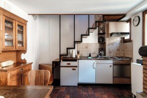 特濃咖啡機、電熱水壺、多士爐、高腳椅