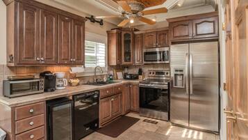 Casa, letti multipli, patio, vista giardino (18 Fiddlers Cove Dr) | Cucina privata | Frigorifero, microonde, forno, piano cottura