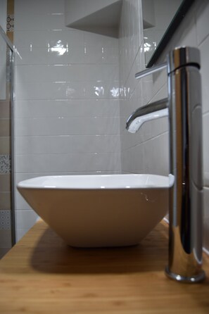 Dusj, hårføner, håndklær og såpe