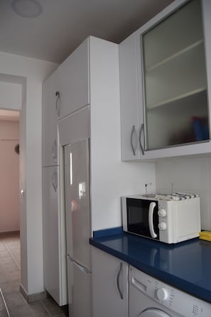 Microondas, horno, utensilios de cocina y comedor 