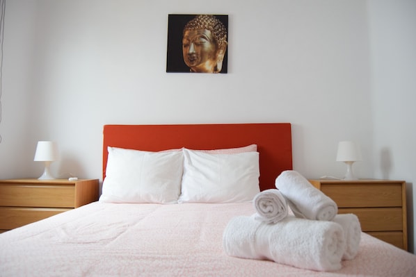 3 habitaciones, tabla de planchar con plancha, wifi y ropa de cama 
