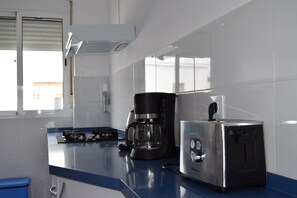 Mikrobølgeovn, ovn, kjøkkenutstyr og spisebord