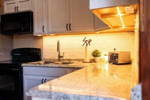 冷蔵庫、電子レンジ、オーブン、コンロ