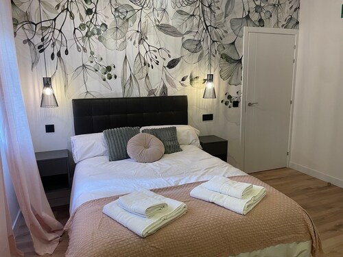 4 minutes walk from the subway, 3 bedrooms with en suite bathroom