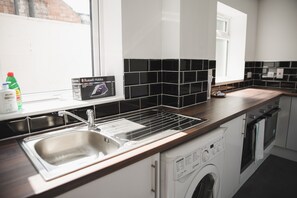 Shared Dormitory, 1 Bedroom, City View | Private kitchen - Room in Guest Room - Big Size Room in Leicester City (Leicester)