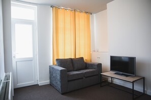Shared Dormitory, 1 Bedroom, City View | Living area - Room in Guest Room - Big Size Room in Leicester City (Leicester)
