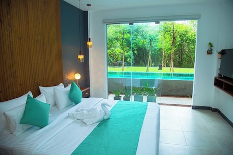 Escritorio, tabla de planchar con plancha y wifi gratis