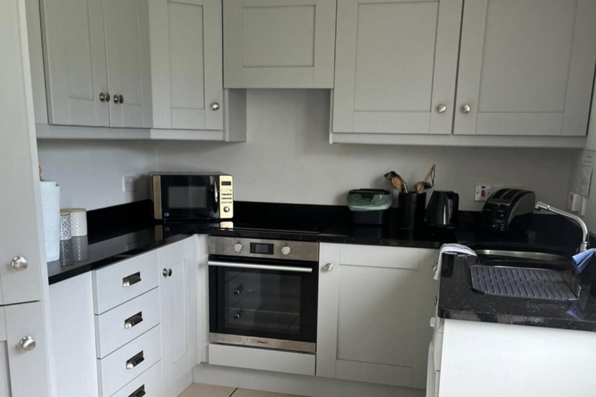 ثلاجة، ميكروويف، فرن، موقد طهي مسطح