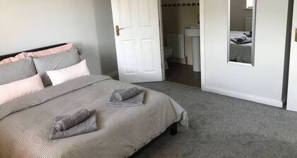 Portrush - 3 Bed - 2 Bath - Parking - Pet Friendly