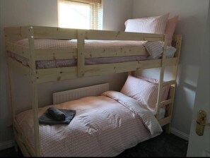 Casa | 3 quartos, Wi-Fi de cortesia, roupa de cama