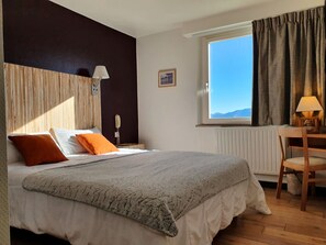Desk, laptop workspace, blackout curtains, soundproofing - Hôtel Le Christiania Saint Lary Soulan (Saint-Lary-Soulan)