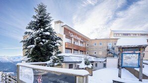 A snow-covered hotel with a sign indicating it is a warm and convivial place. - Hôtel Le Christiania Saint Lary Soulan (Saint-Lary-Soulan)