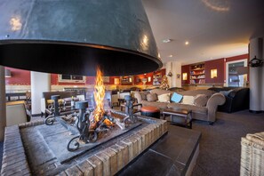 Ein gemütliches Wohnzimmer mit Kamin, einer Couch und einem Couchtisch.